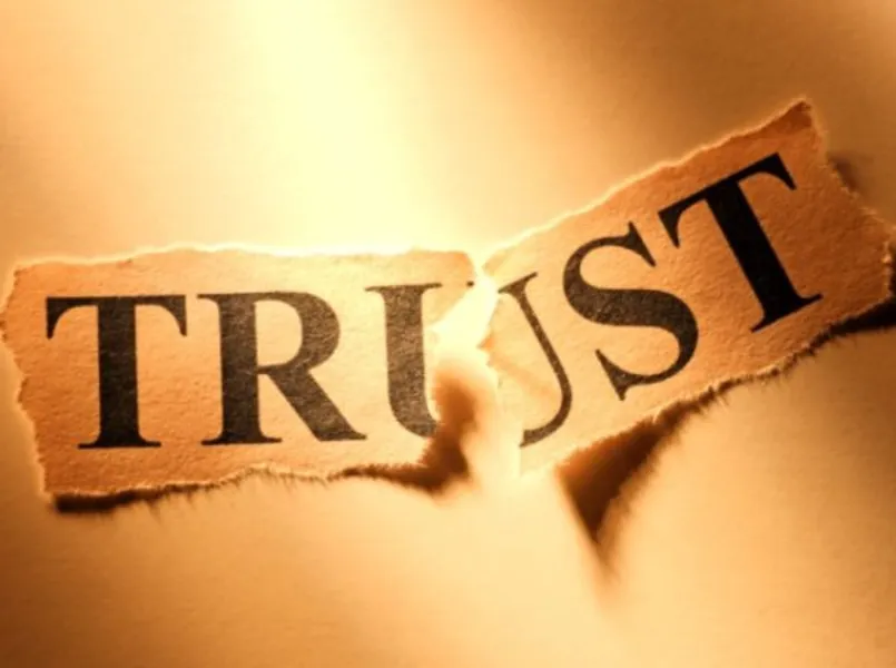 Trust Issue Là Gì? Nguyên Nhân, Dấu Hiệu và Cách Vượt Qua Để Xây Dựng Lại Niềm Tin